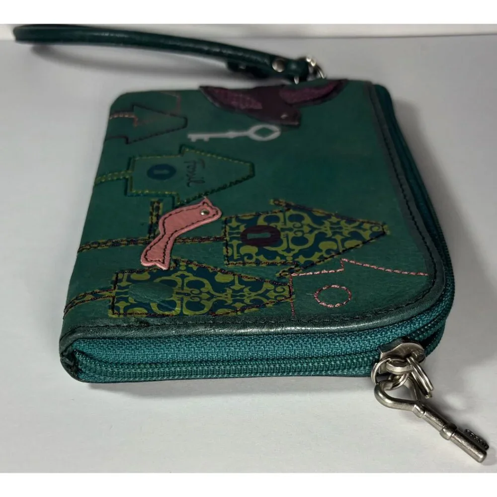 Fossil Genuine Leather Green Rectangular Wristlet Bird Key Birdhouse Casual - Picture 4 of 8